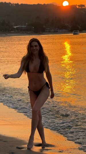 Andrea Verešová Instagram - Sú momenty, keď všetko stíchne…
Žiadna kritika.
Žiadne dokazovanie.
Žiadne „čo si pomyslia ostatní“.
Len ja.
Môj dych. Moja rodina.
A ten pocit, že som presne tam, kde mám byť. Pri západe slnka, keď cítim svoje ja, svoje telo…
Už nikdy nebudem v tomto momente znova.
A preto si ho dovolím prežiť naplno 🤍
Life isn’t about being perfect in the eyes of others.
It’s about being at peace with yourself.
Having people around you who love you.
Your family. Real friends.
Moments that actually mean something.
You will never be this age again, so do what makes you happy.
Take life day by day, be grateful for the little things, and don’t stress over what you can’t control.
The beauty of life is that you can always change, grow, and become better.
Your past doesn’t define you. You are not your mistakes.
And maybe… this is what real success truly is 🤍
Vyskušaj @naiadabeauty #dopnkystravy