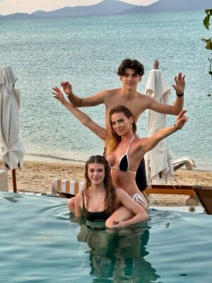Andrea Verešová Instagram - Sometimes the best moments are the ones we didn’t plan…
Our flights got cancelled… so our stay in Thailand got a little longer.
But honestly, I wouldn’t change a thing.
More sunsets, more ocean, more time with my sweetest. 🤍
💫
Grateful for these moments together.
That I wish to last forever and
I will always remember …
🔗
Trochu dlhšie sme zostali v Thajsku… a úprimne?
Užívame si každú jednu minútu. 🌊
Vďačná za čas s mojimi deťmi a za tieto spoločné momenty, ktoré si budeme pamätať celý život. 🤍
#familytime #grateful #thailandmoments @chisamui