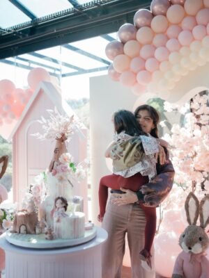 Andreia Rodrigues Instagram - A Inês diz muitas vezes que quer ser para sempre a nossa bebé.
E será. 💖

Celebrámos no dia 15 de Março, cinco anos de amor, de sorrisos fáceis e de uma doçura que nos desarma todos os dias.

Este ano não pediu presentes.
Pediu uma festa para “brincar e saltar, com os amigos, com coelhinhos bebés… como se fosse uma floresta.”
E assim foi.

A Inês é luz.
É um arco-íris nas nossas vidas.
E eu e o Daniel vivemos para que ela e a irmã cresçam rodeadas de momentos que fiquem - daqueles que não passam, que se guardam.

Porque no meio de tudo, não há nada mais incrível do que ver a felicidade das crianças.
E eu confesso… adoro pensar em cada detalhe, imaginar, construir e transformar tudo em pequenas memórias mágicas.

Mas a verdade é que nada disto se faz sozinha.
Há pessoas que entram nesta minha “loucura boa” e que a tornam possível - e sim, são todas contratadas, mas digo isto com toda a certeza: fazem-no com alma.

Obrigada, querida Sofia, da @lesthemesevents, por perceber sempre exatamente o que imaginamos… e por conseguir tornar tudo ainda mais bonito do que sonhámos. Grata, por tudo!

Obrigada, Pedro, e à @magicstaranimacao, pela disponibilidade de sempre e pelos insufláveis mais incríveis (e disputados 😅😍).

O bolo maravilhoso, uma verdadeira obra de arte, é da @chef_renataibanes ! 

À Isabel e à Inês, da @tazte_cve, incansáveis. Este lugar é mesmo mágico. 

E @matheuskoelhofotografia , obrigada pelo talento, entrega e olhar que tens para captar cada detalhe. As tuas fotografias têm a capacidade de nos fazer entrar e viver o momento!