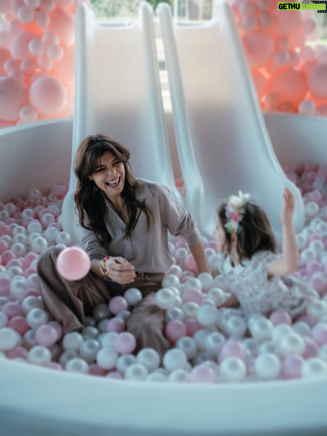 Andreia Rodrigues - 12.3K Likes - A Inês diz muitas vezes que quer ser para sempre a nossa bebé.
E será. 💖

Celebrámos no dia 15 de Março, cinco anos de amor, de sorrisos fáceis e de uma doçura que nos desarma todos os dias.

Este ano não pediu presentes.
Pediu uma festa para “brincar e saltar, com os amigos, com coelhinhos bebés… como se fosse uma floresta.”
E assim foi.

A Inês é luz.
É um arco-íris nas nossas vidas.
E eu e o Daniel vivemos para que ela e a irmã cresçam rodeadas de momentos que fiquem - daqueles que não passam, que se guardam.

Porque no meio de tudo, não há nada mais incrível do que ver a felicidade das crianças.
E eu confesso… adoro pensar em cada detalhe, imaginar, construir e transformar tudo em pequenas memórias mágicas.

Mas a verdade é que nada disto se faz sozinha.
Há pessoas que entram nesta minha “loucura boa” e que a tornam possível - e sim, são todas contratadas, mas digo isto com toda a certeza: fazem-no com alma.

Obrigada, querida Sofia, da @lesthemesevents, por perceber sempre exatamente o que imaginamos… e por conseguir tornar tudo ainda mais bonito do que sonhámos. Grata, por tudo!

Obrigada, Pedro, e à @magicstaranimacao, pela disponibilidade de sempre e pelos insufláveis mais incríveis (e disputados 😅😍).

O bolo maravilhoso, uma verdadeira obra de arte, é da @chef_renataibanes ! 

À Isabel e à Inês, da @tazte_cve, incansáveis. Este lugar é mesmo mágico. 

E @matheuskoelhofotografia , obrigada pelo talento, entrega e olhar que tens para captar cada detalhe. As tuas fotografias têm a capacidade de nos fazer entrar e viver o momento!
