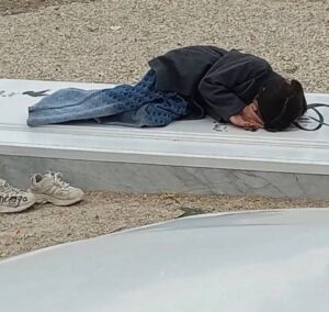 Angelina Jolie Instagram - A seven-year-old girl at her mother’s grave. Parisa Lashkari, 30,  killed during protests in Noorabad, Fars province, Iran, on January 10th. 

No child should have to carry this kind of grief. May her mother’s memory be honored and may the truth be established, with protection for civilians, accountability for those responsible and greater freedom for all those who are seeking it.