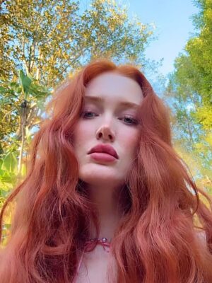 Angelina Michelle Instagram - 𝑩𝒐𝒓𝒏 𝒇𝒓𝒐𝒎 𝒇𝒐𝒂𝒎,
𝒅𝒓𝒆𝒔𝒔𝒆𝒅 𝒊𝒏 𝒍𝒊𝒈𝒉𝒕. 🐚