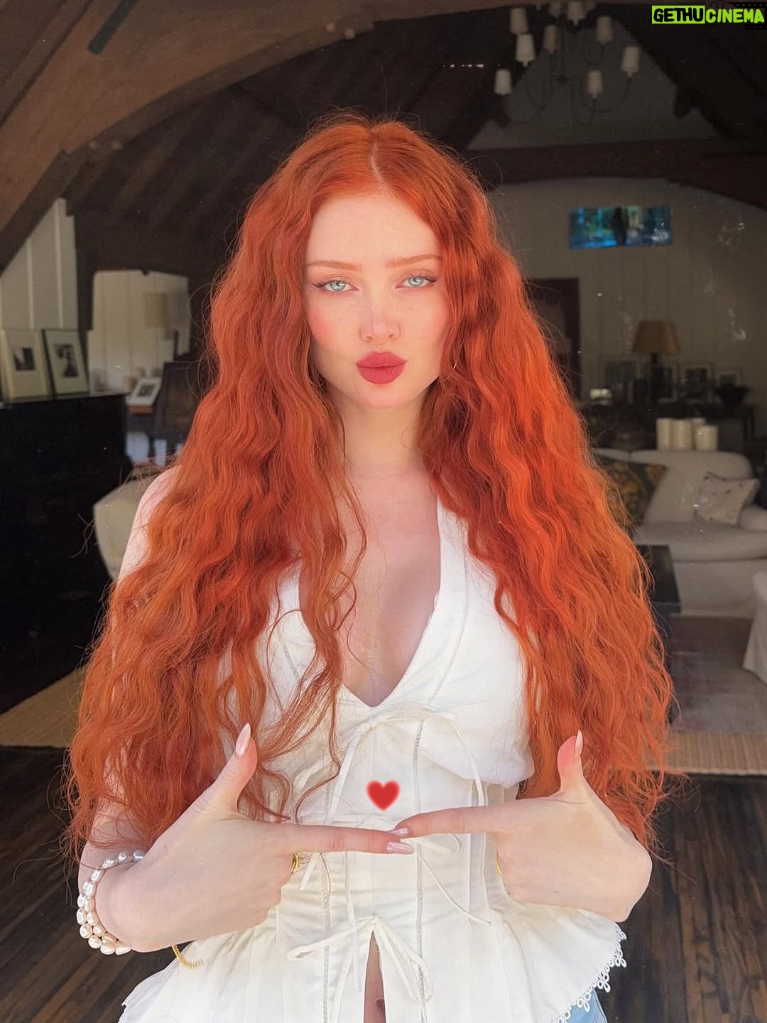 Angelina Michelle - 29.9K Likes - 👉🏻♥️👈🏻