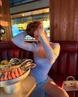 Angelina Michelle Instagram - 𝘈𝘣𝘴𝘵𝘢𝘪𝘯𝘪𝘯𝘨 𝘧𝘳𝘰𝘮 𝘢𝘭𝘭 𝘢𝘣𝘴𝘵𝘦𝘯𝘵𝘪𝘰𝘯𝘴. 🦞🪼