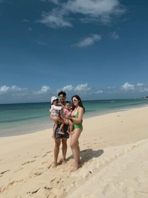 Angeline Quinto Instagram - Sunglasses and smiles with the crew that matters most😎🏝️