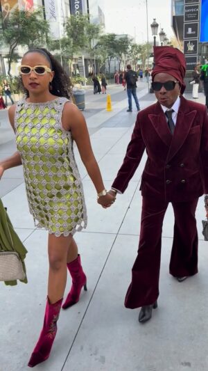 Angélique Kidjo Instagram - 💃🏿Walking to the @grammys with my daughter @naimahebrailkidjo 💃🏿
🩷🙏🏾Thank you @pharrell for designing my beautiful @louisvuitton suit!🙏🏾🩷