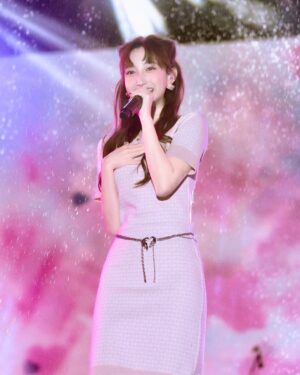 Anita Tsai Instagram - 2026 HNY 🎆
在2025的最後一天實現我的願望了❤️🔥
我和哥哥的第一個舞台獻給跨年晚會
當初接到這麼大型的演出很不知所措
還好有 @wish_chen_si @jane_chen85531 老師們的幫助下,安心很多
老師們都不嫌累、盡全力,只為了讓我們更好
台下觀眾尖叫也很大聲,完全意料之外🥹
我們一下台都胃痙攣,痛到蜷縮在地上
雖然有不足的地方
但我知道我們享受過舞台,這就夠了
比較可惜的是有下雨,但好像蠻浪漫的(?
遇水則發遇水則發遇水則發
希望大家不要感冒
2026年也要健康幸福快樂
我是出道新人Anita 新的一年請多指教🫡
感謝宜蘭市政府邀請
感謝 @rock_records_taipei 、 @truefun_entertainment 、製作人老師 @spon_j 、編舞老師 @lil_eric_boy @joylin911 、經紀人 @lin__fuli @yujiang_0724 、攝影師 @ox_ryan13343 、爸爸媽媽哥哥 @ivantsai0402
感謝一切❤️