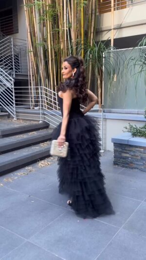 Anjali Bhimani Instagram - Thanks again to @unforgettableawards for giving me a chance to rock a goth Barbie meets can-can look on the carpet, make a new friend when @tubbynugget bounced on in, and then spend the night being inspired by the likes of @chloezhao @fayedunaway @atsukocomedy and so many more. Always a beautiful night every year, celebrating both Asian excellence and the unyielding drive to keep doing even better. 

Glam: @michelle.borbolla 
Styling: @melvinstyles 
Dress: @loversfriendsla 

#unfo #unfogala #unforgettable