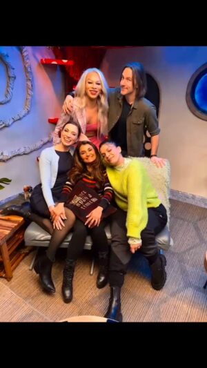 Anjali Bhimani Instagram - You ever scroll through your phone and see a live photo of you and your friends that you totally forgot existed and you scream out loud and have to share it immediately because it’s so damn cute and looks like you’re shooting a new sitcom? Yeah. That.😍

(Shot at @goodtimesociety after I paid a visit to these lovelies when they played through @playsunderfolk and I got to surprise them since I do all the voices in the game! Check out the playthrough on Good Time Society! )