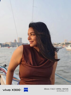 Ankita Shrivastav Instagram - Open sea, Mumbai skyline, hair doing whatever it wants…some moments just have the nerve to be perfect! ❤️Shot on vivo X300

@vivo_india

#vivo #vivox300series #zeissimagegofurther #gointothewild
