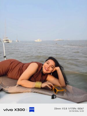 Ankita Shrivastav Instagram - Open sea, Mumbai skyline, hair doing whatever it wants…some moments just have the nerve to be perfect! ❤️Shot on vivo X300

@vivo_india

#vivo #vivox300series #zeissimagegofurther #gointothewild