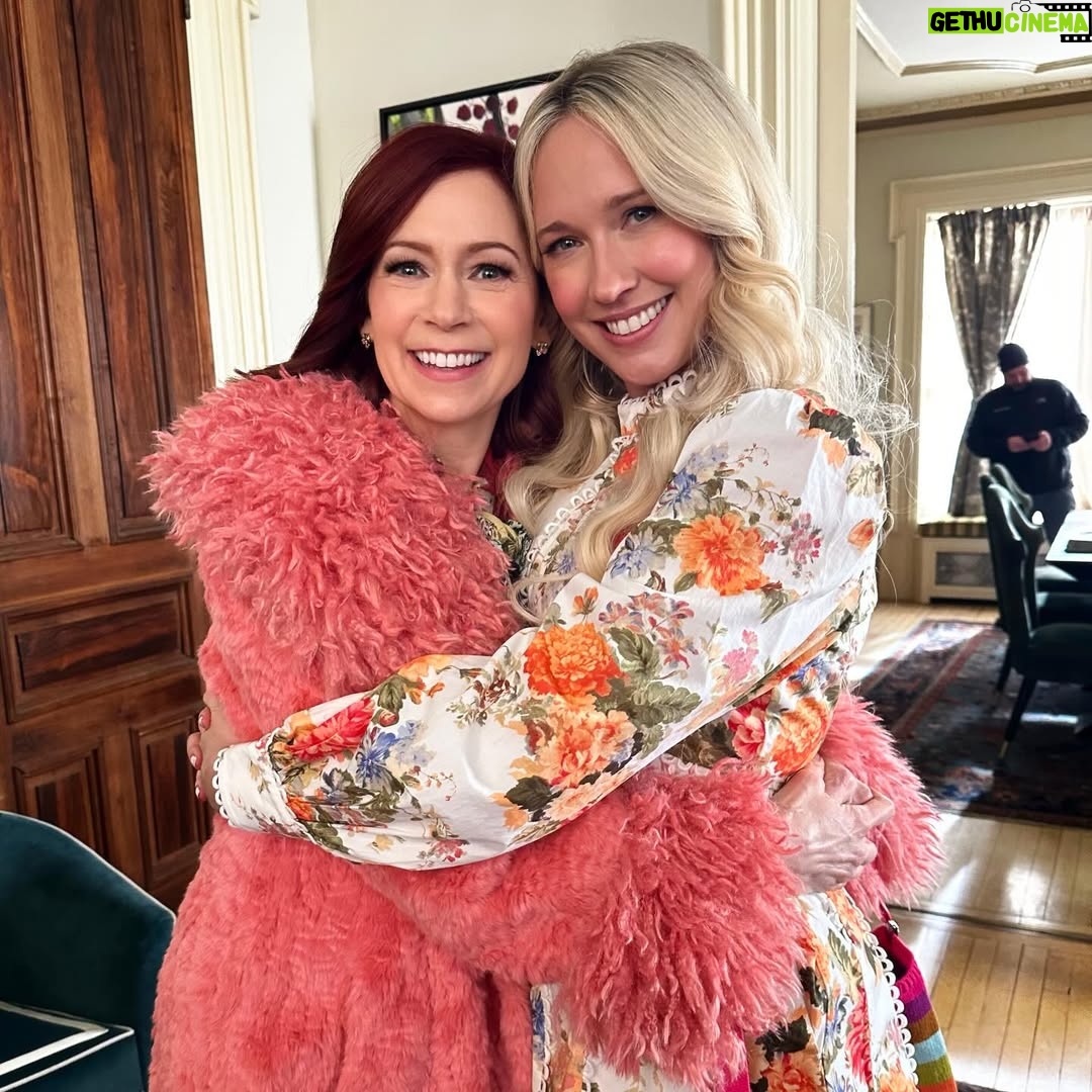 Anna Camp - 11.5K Likes - An absolute dream job with dream girls @carriepreston and @pamelaadlon 💝✨💝✨💝!!! @elsbethcbs