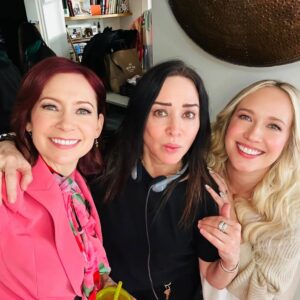 Anna Camp Instagram - An absolute dream job with dream girls @carriepreston and @pamelaadlon 💝✨💝✨💝!!! @elsbethcbs