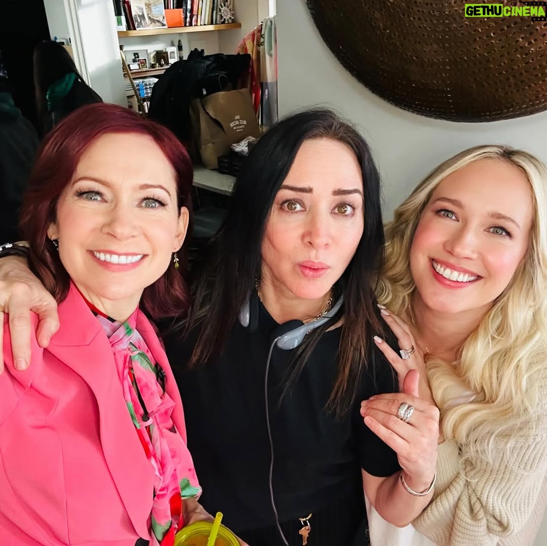 Anna Camp - 11.5K Likes - An absolute dream job with dream girls @carriepreston and @pamelaadlon 💝✨💝✨💝!!! @elsbethcbs