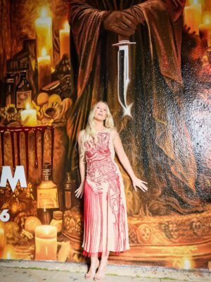 Anna Camp Instagram - HAPPY SCREAM 7 PREMIERE DAY!!! 🩸🔪🩸Whoever painted this mural in LA, you’re incredibly talented!!! 📸 @thephstudios Thanku for the fast and furious photo shoot! And Juan, Thankyou too :) See ya at the cinema!