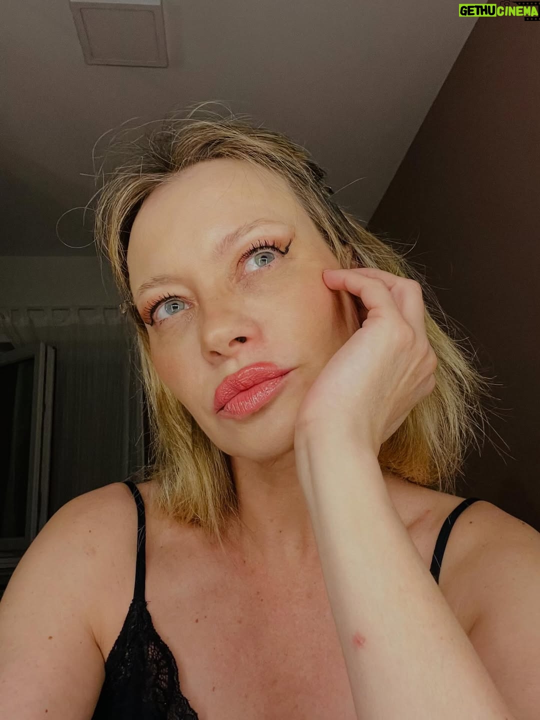 Anna Falchi - 13.3K Likes - In questi giorni sto tranquilla a casa a favore delle Paralimpiadi e tornerò in onda su @instarai2 a I FATTI VOSTRI da lunedì 16 marzo. Condivido con voi qualche scatto rigorosamente at home! 🏠