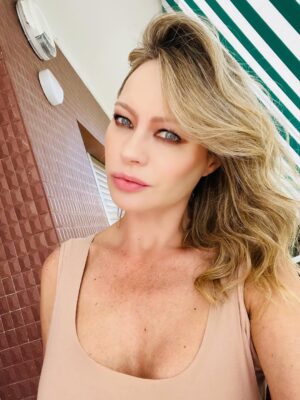 Anna Falchi Instagram - In questi giorni sto tranquilla a casa a favore delle Paralimpiadi e tornerò in onda su @instarai2 a I FATTI VOSTRI da lunedì 16 marzo. Condivido con voi qualche scatto rigorosamente at home! 🏠