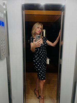 Anna Falchi Instagram - In questi giorni sto tranquilla a casa a favore delle Paralimpiadi e tornerò in onda su @instarai2 a I FATTI VOSTRI da lunedì 16 marzo. Condivido con voi qualche scatto rigorosamente at home! 🏠