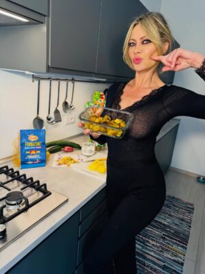Anna Falchi Instagram - In questi giorni sto tranquilla a casa a favore delle Paralimpiadi e tornerò in onda su @instarai2 a I FATTI VOSTRI da lunedì 16 marzo. Condivido con voi qualche scatto rigorosamente at home! 🏠