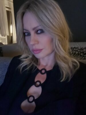 Anna Falchi Instagram - In questi giorni sto tranquilla a casa a favore delle Paralimpiadi e tornerò in onda su @instarai2 a I FATTI VOSTRI da lunedì 16 marzo. Condivido con voi qualche scatto rigorosamente at home! 🏠
