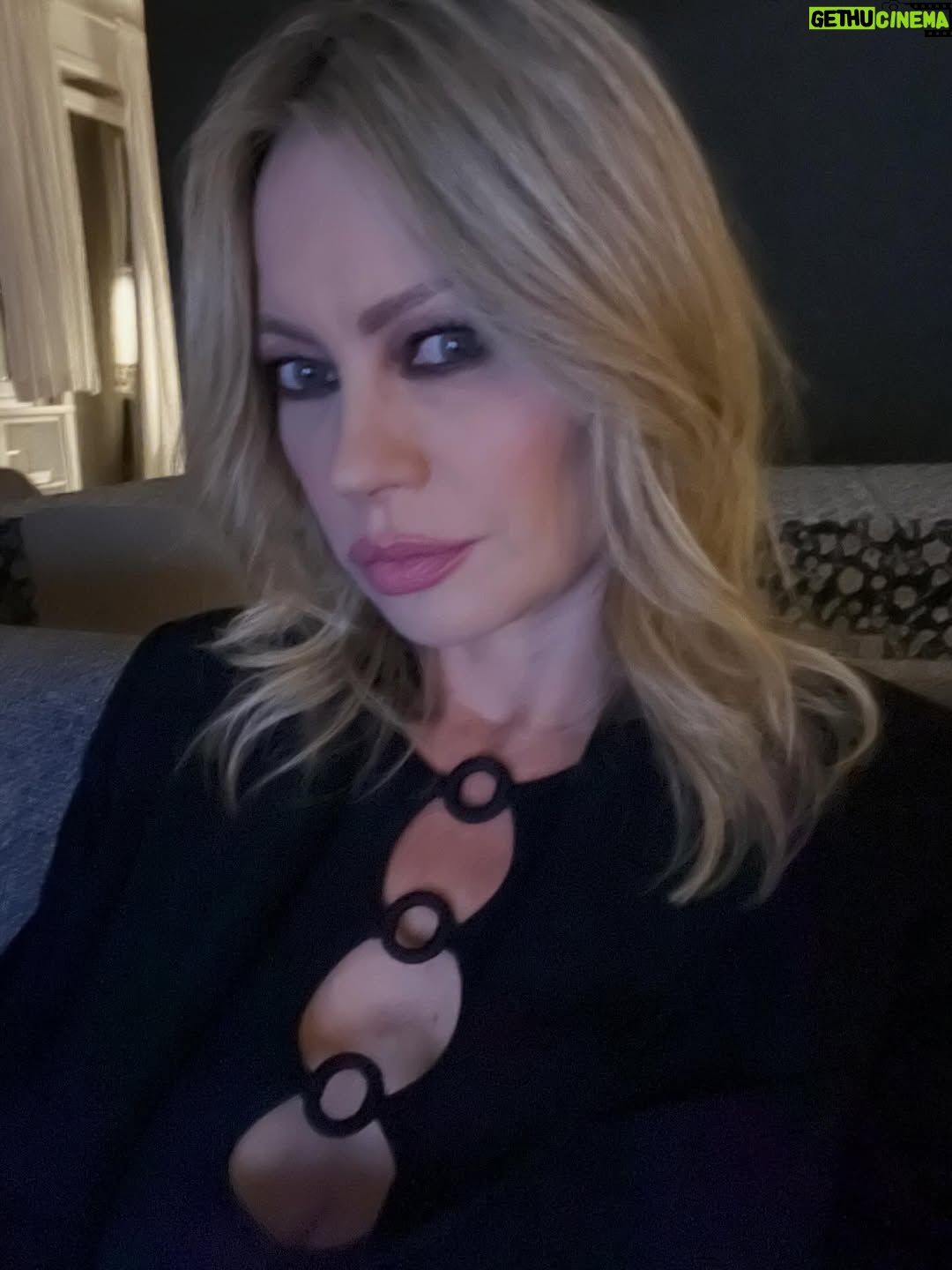 Anna Falchi - 13.3K Likes - In questi giorni sto tranquilla a casa a favore delle Paralimpiadi e tornerò in onda su @instarai2 a I FATTI VOSTRI da lunedì 16 marzo. Condivido con voi qualche scatto rigorosamente at home! 🏠