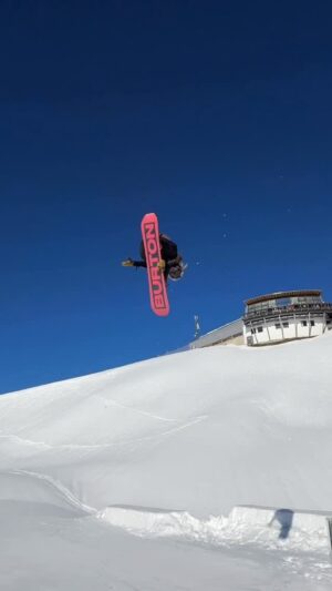 Anna Gasser Instagram - Old me, new Fs 10 , hyped ππ€ such a fun day @stanton_park thx @jure_gradic shape crewπ
π² @clemensmillauer
#snowboarding
