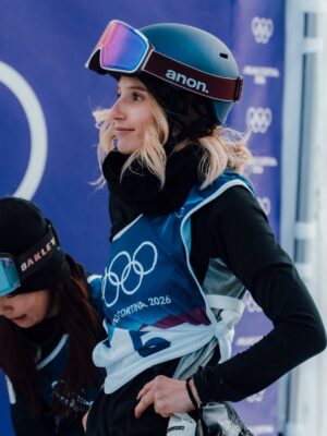Anna Gasser Instagram - Cheers to never ever having to tape my pants again to try to make it over jumps π₯π«‘
Today was hard and I felt like I had no chance on this course with massive speed problems .
Congrats to the girls that made it work. ππ«β₯οΈ