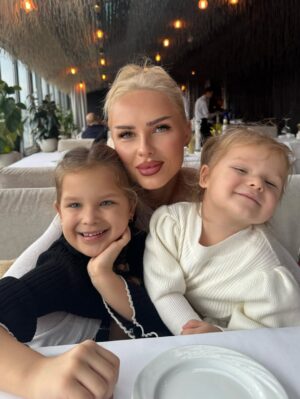 Anna Ivanova Instagram - Хочу оставить тут на память❤️ маленькие, но очень счастливые кусочки нашей повседневной жизни🫶🏼