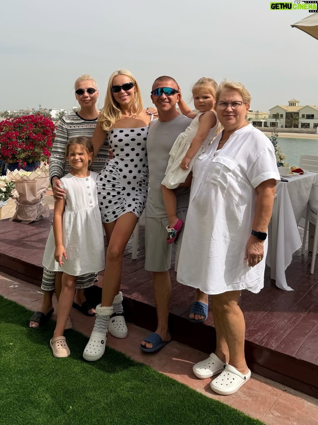 Anna Ivanova - 56.8K Likes - Мои любимые!! Спасибо огромное всем за поздравления, ваше внимание и любовь 🥰🥰🥰 

Чувствую себя такой счастливой, как никогда раньше 💕✨💫 уверена, этот год будет для меня особенно волшебным 🙌🏼
