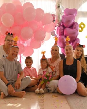 Anna Ivanova Instagram - Вчера исполнились 3 годика нашей дочке - Камилле 😍🫰🏻
Спасибо, что ты с нами а мы с тобой, спасибо, что ещё ярче раскрасила нашу жизнь и забрала наши с папой сердечки!
Желаем, чтобы ты росла счастливой, здоровой и уверенной в себе девочкой! Продолжай нас радовать, с тобой наши улыбки становятся ещё шире и сердце бьётся ещё сильнее!
Любим тебя!
ты наша большая гордость и любовь. Мы с мамой всегда рядом ❤️