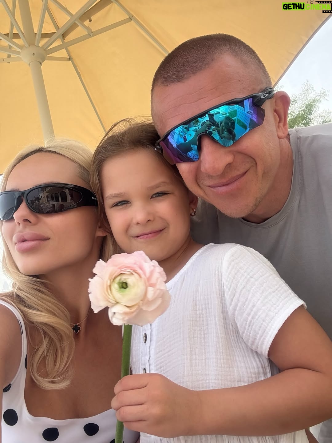 Anna Ivanova - 56.8K Likes - Мои любимые!! Спасибо огромное всем за поздравления, ваше внимание и любовь 🥰🥰🥰 

Чувствую себя такой счастливой, как никогда раньше 💕✨💫 уверена, этот год будет для меня особенно волшебным 🙌🏼