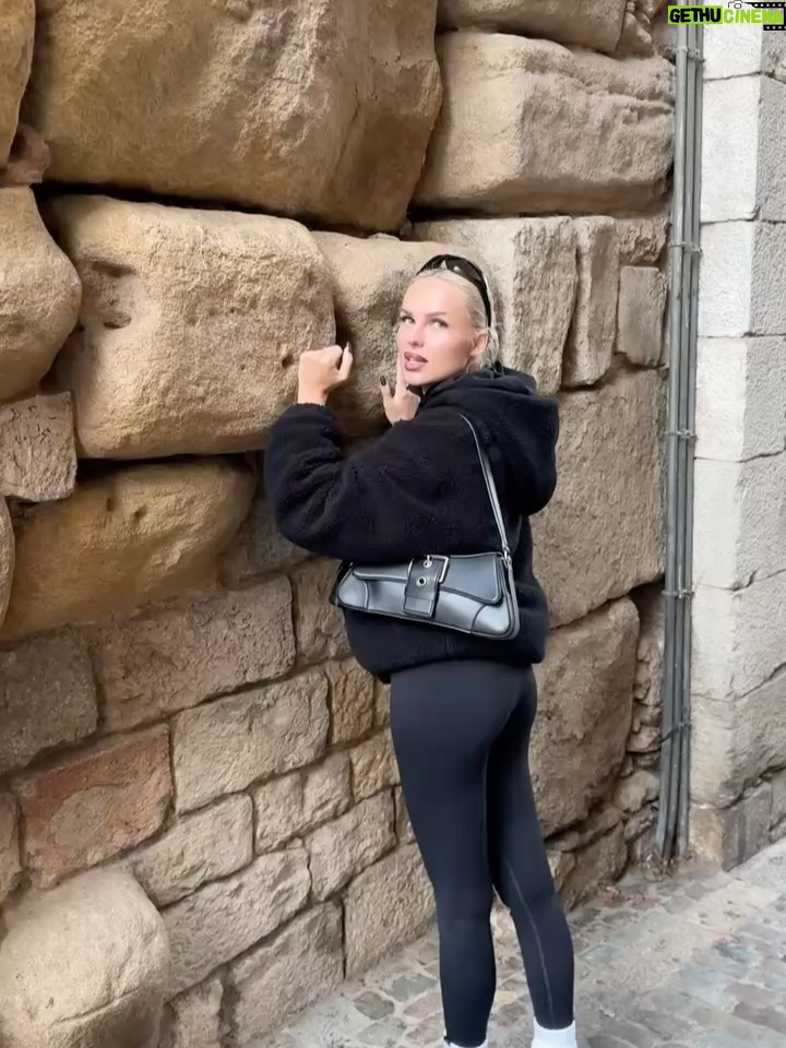 Anna Ivanova - 37.6K Likes - Барселона, Жирона 2025❤️

Больше, чем путешествовать, я люблю только быть на сцене и краситься 😂 (если не говорить о детях и семье)

Hermes и моя новая малышка🧡 экскурсия по Жероне с гидом, и ужин в лучшем ресторане мира, в который надо записываться за 11 месяцев 😍

Наше традиционное романтическое приключение в декабре, часть 1))