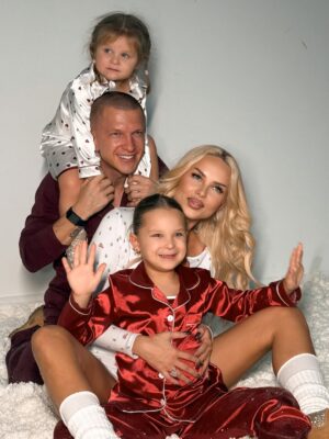 Anna Ivanova Instagram - Мои две капельки 🥰🫶🏼 Волшебное чувство - видеть каждый день как они взрослеют, взаимодействуют друг с другом и с этим миром!! Проживая каждый день в любви просто хочу сказать!! Пусть все семьи будут счастливы 🫶🏼🫶🏼🙌🏽🙌🏽❤️❤️