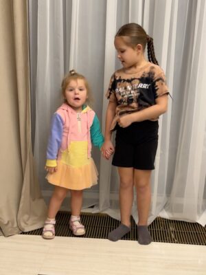 Anna Ivanova Instagram - Мои две капельки 🥰🫶🏼 Волшебное чувство - видеть каждый день как они взрослеют, взаимодействуют друг с другом и с этим миром!! Проживая каждый день в любви просто хочу сказать!! Пусть все семьи будут счастливы 🫶🏼🫶🏼🙌🏽🙌🏽❤️❤️