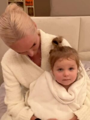 Anna Ivanova Instagram - Мои две капельки 🥰🫶🏼 Волшебное чувство - видеть каждый день как они взрослеют, взаимодействуют друг с другом и с этим миром!! Проживая каждый день в любви просто хочу сказать!! Пусть все семьи будут счастливы 🫶🏼🫶🏼🙌🏽🙌🏽❤️❤️
