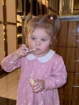 Anna Ivanova Instagram - Мои две капельки 🥰🫶🏼 Волшебное чувство - видеть каждый день как они взрослеют, взаимодействуют друг с другом и с этим миром!! Проживая каждый день в любви просто хочу сказать!! Пусть все семьи будут счастливы 🫶🏼🫶🏼🙌🏽🙌🏽❤️❤️