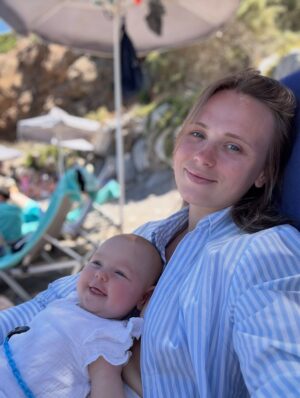 Anna Koshmal Instagram - Вже цілий рік! 😍
Рік нашій перлинці Софії 🎉

Вона прийшла до нас множити любов в сотні, ми всі танемо від цієї неземної краси та щастя ❤️
Фіфі мені дала абсолютно новий материнський досвід та показала, що діти бувають настільки полярно різними, що все буває знов наче вперше 🫠

Як швидко, як швидко… ловила моменти як могла 🥹