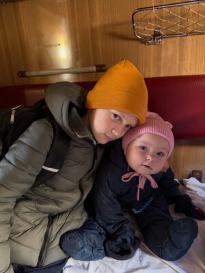 Anna Koshmal Instagram - Вже цілий рік! 😍
Рік нашій перлинці Софії 🎉

Вона прийшла до нас множити любов в сотні, ми всі танемо від цієї неземної краси та щастя ❤️
Фіфі мені дала абсолютно новий материнський досвід та показала, що діти бувають настільки полярно різними, що все буває знов наче вперше 🫠

Як швидко, як швидко… ловила моменти як могла 🥹