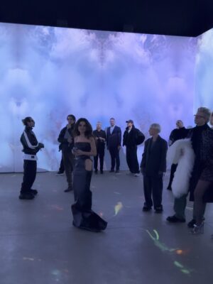 Anna Pletnyova Instagram - Друзья, сегодня я буду на самом первом показе в 18:00! 
Для того, чтобы дать старт этому проекту 😎
Хочу, чтобы он дал нам всем возможность почувствовать наш Недетский мир чуть глубже, чем обычно..

@vnutri_center @nedetskijmir

Спасибо всем, кто стал первым ☺️
@abrau_durso 
@russequelle 
@newradio.ru 
@woman_ru 

#НедетскийМир