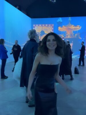 Anna Pletnyova Instagram - Друзья, сегодня я буду на самом первом показе в 18:00! 
Для того, чтобы дать старт этому проекту 😎
Хочу, чтобы он дал нам всем возможность почувствовать наш Недетский мир чуть глубже, чем обычно..

@vnutri_center @nedetskijmir

Спасибо всем, кто стал первым ☺️
@abrau_durso 
@russequelle 
@newradio.ru 
@woman_ru 

#НедетскийМир