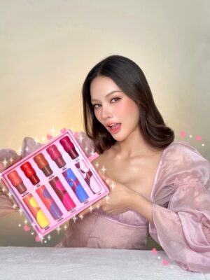 Anna Sueangam-iam Instagram - Warning: cuteness overload 💕

Play Daze ☁️ หรือ Juice Stick 🍭
เลือกไม่ถูกเลยเพราะสีสวยทุกแท่ง!

บลัชเนื้อฟุ้งละมุน vs บลัชเนื้อเจลฉ่ำใส
มี 5 เฉดสี ให้เลือกตามอารมณ์ในแต่ละวัน ✨

#บลัชออนเบเนฟิต #Benefitthailand 
#juicestickplaydaze #เบเนฟิต