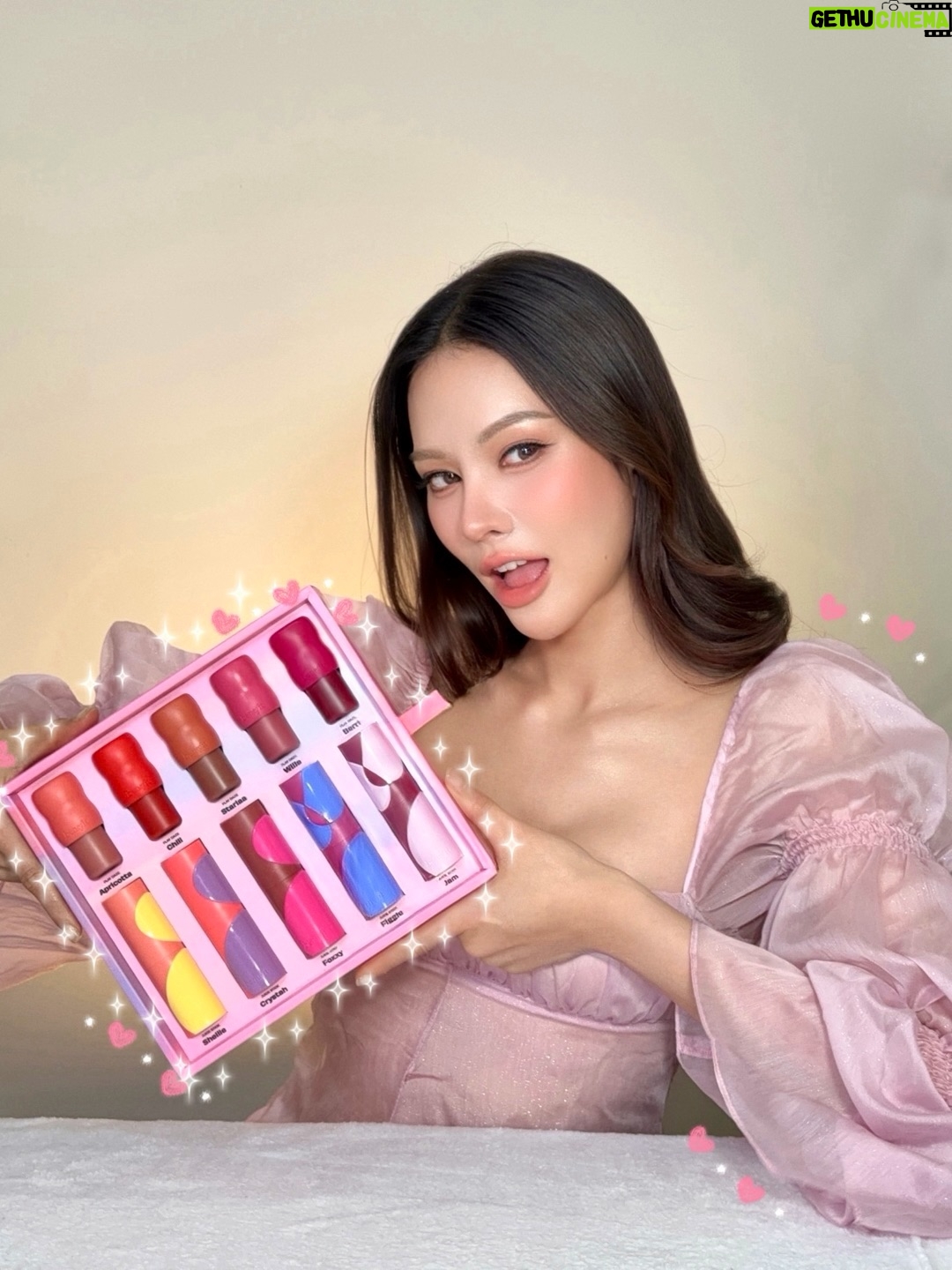 Anna Sueangam-iam - 11.9K Likes - Warning: cuteness overload 💕

Play Daze ☁️ หรือ Juice Stick 🍭
เลือกไม่ถูกเลยเพราะสีสวยทุกแท่ง!

บลัชเนื้อฟุ้งละมุน vs บลัชเนื้อเจลฉ่ำใส
มี 5 เฉดสี ให้เลือกตามอารมณ์ในแต่ละวัน ✨

#บลัชออนเบเนฟิต #Benefitthailand 
#juicestickplaydaze #เบเนฟิต