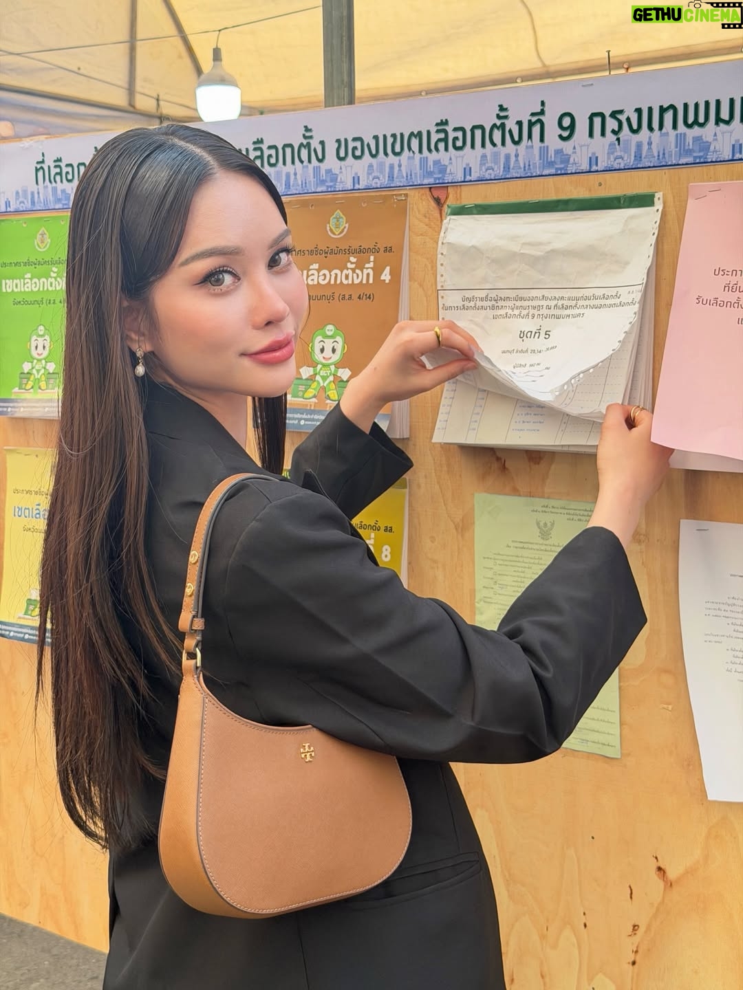Anna Sueangam-iam - 25.3K Likes - มาช้าแต่มานะ ✅✅✅

ขอบคุณทุกคนที่ออกมาใช้สิทธิ์เลือกตั้งล่วงหน้าค่ะ
สำหรับใครที่ไม่ได้ลงทะเบียนเลือกตั้งล่วงหน้า อย่าลืมออกมาใช้สิทธิ์เลือกตั้งในวันที่ 8 นี้นะคะ 😊

#เลือกตั้ง2569 
#เลือกตั้งล่วงหน้า