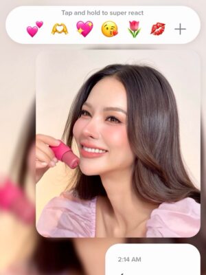 Anna Sueangam-iam Instagram - Warning: cuteness overload 💕

Play Daze ☁️ หรือ Juice Stick 🍭
เลือกไม่ถูกเลยเพราะสีสวยทุกแท่ง!

บลัชเนื้อฟุ้งละมุน vs บลัชเนื้อเจลฉ่ำใส
มี 5 เฉดสี ให้เลือกตามอารมณ์ในแต่ละวัน ✨

#บลัชออนเบเนฟิต #Benefitthailand 
#juicestickplaydaze #เบเนฟิต