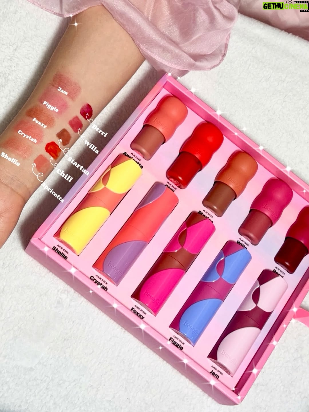 Anna Sueangam-iam - 11.9K Likes - Warning: cuteness overload 💕

Play Daze ☁️ หรือ Juice Stick 🍭
เลือกไม่ถูกเลยเพราะสีสวยทุกแท่ง!

บลัชเนื้อฟุ้งละมุน vs บลัชเนื้อเจลฉ่ำใส
มี 5 เฉดสี ให้เลือกตามอารมณ์ในแต่ละวัน ✨

#บลัชออนเบเนฟิต #Benefitthailand 
#juicestickplaydaze #เบเนฟิต