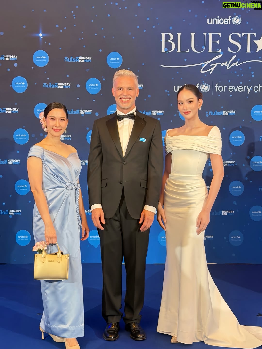 Anna Sueangam-iam - 3 Likes - Thank you for having me at the UNICEF Blue Star Gala 2026 
💙

อีกหนึ่งงานระดมทุนครั้งสำคัญที่รวมพลังของสตรีผู้ทรงอิทธิพลของประเทศไทย 4 ท่าน พร้อมเชฟระดับมิชลินจากทั้งในและต่างประเทศ รวม 12 ดาวมิชลิน เพื่อร่วมกันขจัดภาวะทุพโภชนาการในเด็ก และผลักดันให้เด็กทุกคนสามารถเข้าถึงอาหารที่มีคุณค่าทางโภชนาการ

ภายใต้แคมเปญ #กินไรดี #HungryForHope
เพราะทุกมื้ออาหารที่มีคุณค่า คือความหวังของอนาคตเด็กทุกคน 🌏💙
@unicef_thailand