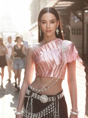 Anna Sueangam-iam Instagram - Bangkok City 

Creative Director: @tinnabhat 
Photographer: @atlove_tungkae 
Designer: @c.peeranat 
Make up: @makeup_mario 
Hair: @toeii_hair 
Support Team: @tinachatchaya 

#bangkokcity 
#thaidress 
#annathethaiger 
#แอนนาเสือ