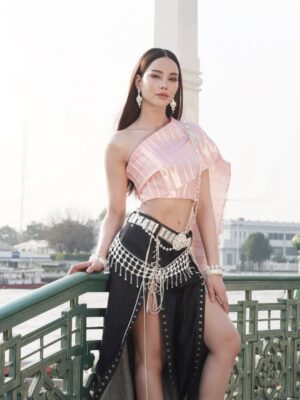 Anna Sueangam-iam Instagram - Bangkok City 

Creative Director: @tinnabhat 
Photographer: @atlove_tungkae 
Designer: @c.peeranat 
Make up: @makeup_mario 
Hair: @toeii_hair 
Support Team: @tinachatchaya 

#bangkokcity 
#thaidress 
#annathethaiger 
#แอนนาเสือ