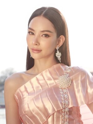 Anna Sueangam-iam Instagram - Bangkok City 

Creative Director: @tinnabhat 
Photographer: @atlove_tungkae 
Designer: @c.peeranat 
Make up: @makeup_mario 
Hair: @toeii_hair 
Support Team: @tinachatchaya 

#bangkokcity 
#thaidress 
#annathethaiger 
#แอนนาเสือ