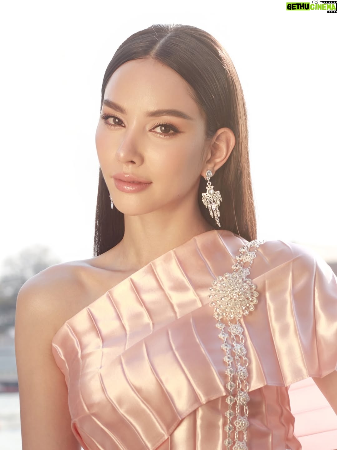 Anna Sueangam-iam - 70.5K Likes - Bangkok City 

Creative Director: @tinnabhat 
Photographer: @atlove_tungkae 
Designer: @c.peeranat 
Make up: @makeup_mario 
Hair: @toeii_hair 
Support Team: @tinachatchaya 

#bangkokcity 
#thaidress 
#annathethaiger 
#แอนนาเสือ